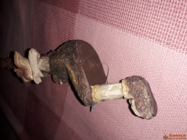 Ludzik z brodą w pozycji siedzącej