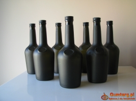 Butelki 0,5 l z nakrętkami z ciemnego szkła, satynowy połysk na trunki