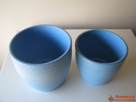 Piękne karbowane ceramiczne niebieskie doniczki – osłonki