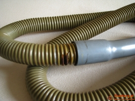 Szczelinówka i wąż ssący, rura – akcesoria do odkurzacza z czasów PRL