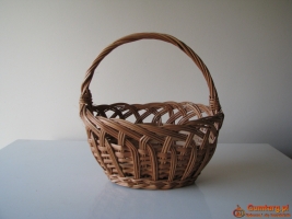 Owalny koszyk wiklinowy z ażurowym splotem na święconkę wielkanocną