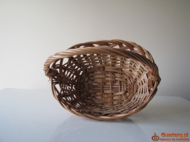 Owalny koszyk wiklinowy z ażurowym splotem na święconkę wielkanocną