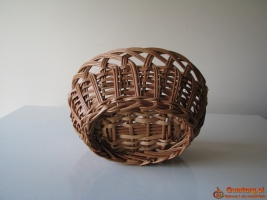 Owalny koszyk wiklinowy z ażurowym splotem na święconkę wielkanocną