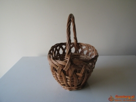 Owalny koszyk wiklinowy z ażurowym splotem na święconkę wielkanocną