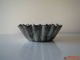 Mała, zgrabna forma metalowa na babkę PRL