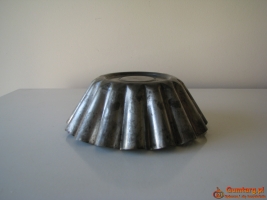 Mała, zgrabna forma metalowa na babkę PRL