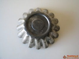 Mała, zgrabna forma metalowa na babkę PRL