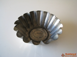 Mała, zgrabna forma metalowa na babkę PRL