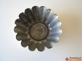 Mała, zgrabna forma metalowa na babkę PRL